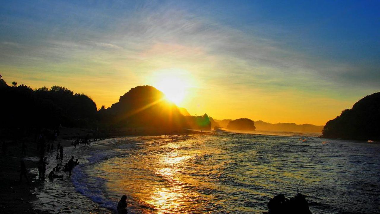 Pantai Gua Cina Malang Surga Tersembunyi Dengan Fenomena